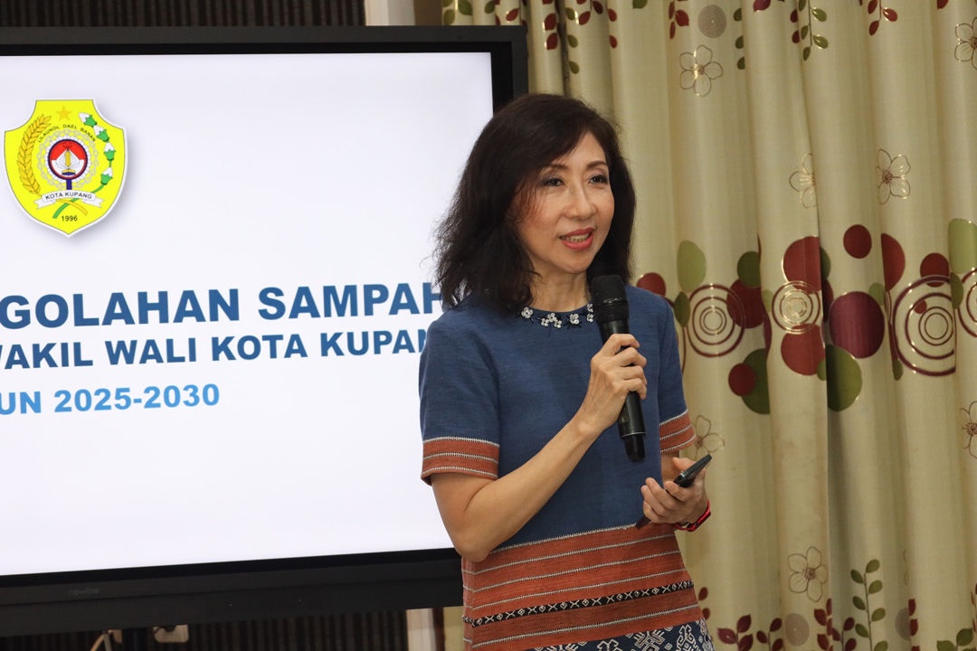 Dari Jalan Kota ke Tangan Warga: Ketika Tempat Sampah Jadi Simbol Kolaborasi Inisiatif Hijau PERBANAS di Kupang untuk Masa Depan yang Lebih Bersih